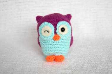 mor göz kırpan örgü baykuşu