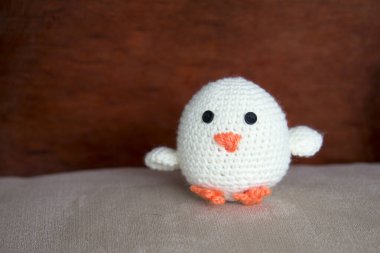 Kanatları açık küçük bir civciv