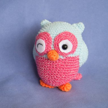 Pembe göz kırpan baykuş.