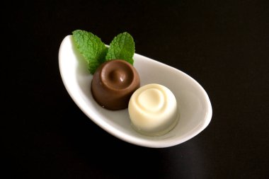 İki çikolatalı tabak, bir siyah çikolata, bir beyaz çikolata. 