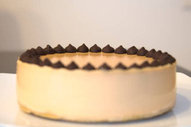 Az şekerli, koyu çikolatalı kek.