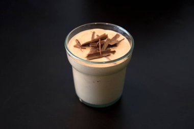 Kristal bardakta çikolatalı mus. Çikolata parçalı.