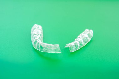 Kırık takma diş düzeltici tedavi