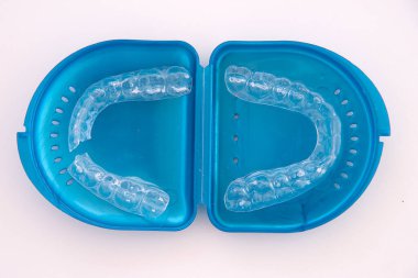 içinde kırık saydam protez düzeltici tedavisi olan kutu