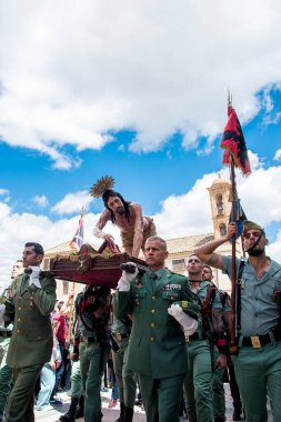 Antequera 'da kutsal çarşamba alayı, El Mayor Dolor kardeşliği lejyonerler tarafından taşınıyor.