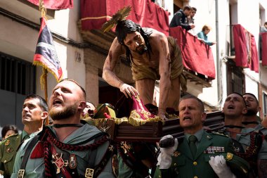 Antequera 'da kutsal çarşamba alayı, El Mayor Dolor kardeşliği lejyonerler tarafından taşınıyor.