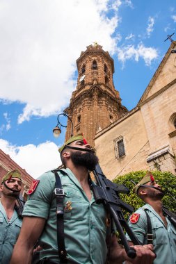 Antequera 'da kutsal çarşamba alayı, El Mayor Dolor kardeşliği lejyonerler tarafından taşınıyor.