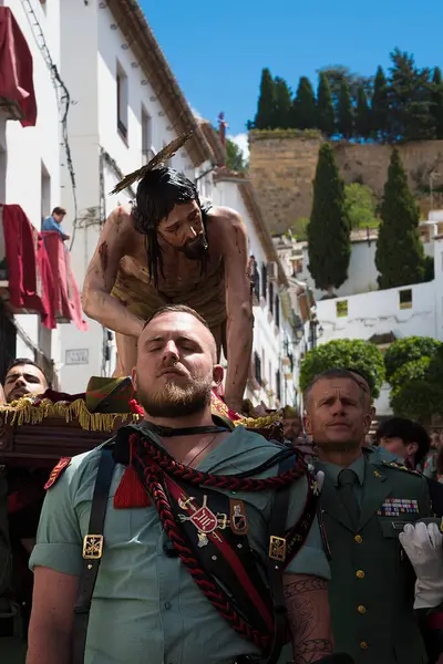 Antequera 'da kutsal çarşamba alayı, El Mayor Dolor kardeşliği lejyonerler tarafından taşınıyor.