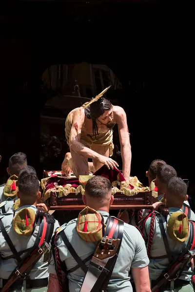 Antequera 'da kutsal çarşamba alayı, El Mayor Dolor kardeşliği lejyonerler tarafından taşınıyor.