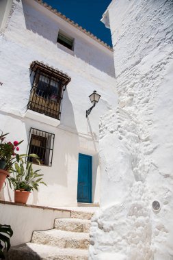 Frigiliana, Malaga 'da eski bir evde balkonlu, kapı ve pencereli beyaz cephe
