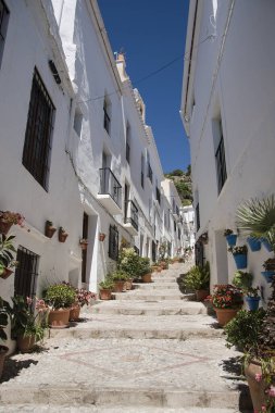 Frigiliana, Malaga 'da birçok pencere ve balkonlu bir cadde.