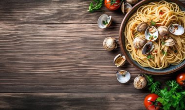 İtalyan yemeği. Soslu ve deniz mahsullü spagetti. Resmin sağ tarafına, siyah ahşap bir arka plana yerleştirilmiş. Yukarıdan. Boşluğu kopyala.