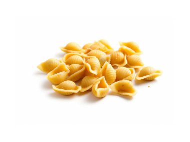 Geleneksel İtalyan mantısı, pişmemiş, beyaz arka planda izole edilmiş lezzetli bir İtalyan sosuyla pişirilmeye hazır. Köy masasında nefis konforlu yemekler..