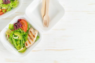 Beyaz ahşap arka planda sağlıklı yemek servisi. Uzayı kopyala Yüksek kalite fotoğraf