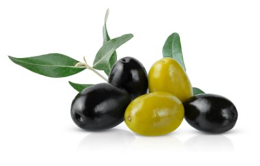 Beyaz arkaplanda izole edilmiş yeşil ve siyah zeytin yığını.