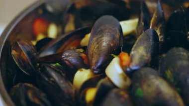 Sıcak tavada pişen midyeler. Kapat..