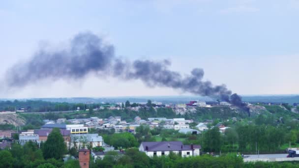 Czarny Dym Wznosi Się Nad Strefą Przemysłową Widok Panoramiczny — Wideo stockowe