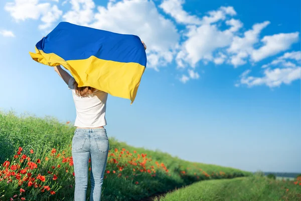 ウクライナの国旗を振っている女性 独立記念日 — ストック写真