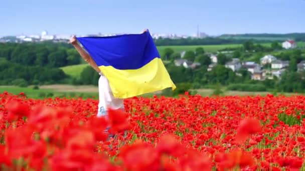 Kvinnan Viftar Med Ukrainas Flagga Segerdag — Stockvideo