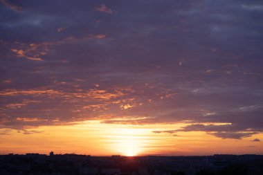 Turuncu dramatik alacakaranlık gökyüzü. Doğal arkaplan