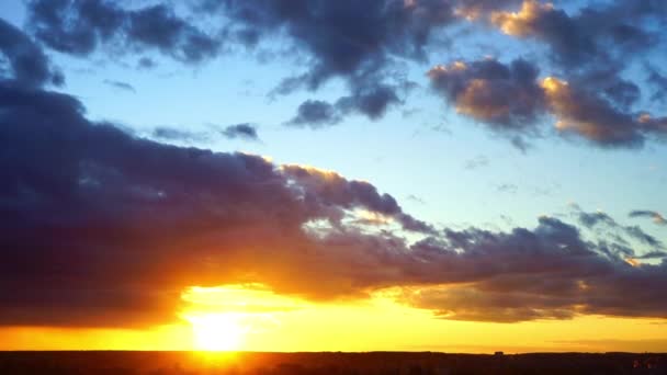 Временной Промежуток Удивительного Заката Массивными Облаками Над Горизонтом — стоковое видео
