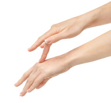 Beyaz arka planda, kırpma yolu ile izole edilmiş ellere losyon süren bir kadın. Kapat.