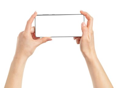 Boş ekranlı cep telefonu tutan kadın eller. Kırpma yolu ile izole edilmiş. Model