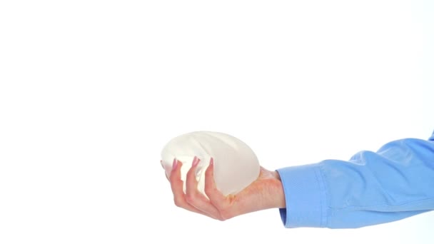Жінка Натискає Який Круглий Імплантат Грудей Пластична Операція Мамопластика — стокове відео