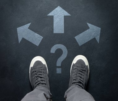 Üç yön işaretli spor ayakkabılar yolda..