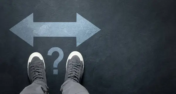 Üç yön işaretli spor ayakkabılar yolda..