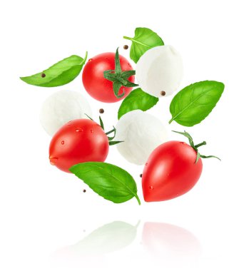 İçinde malzemeler olan Falling Caprese salatası.