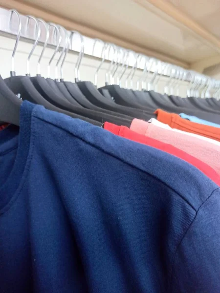 Asılı Bir Satırda Renkli Tişörtler — Stok fotoğraf