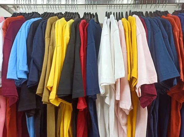 Satılık Farklı Renkte Tişörtler — Stok fotoğraf