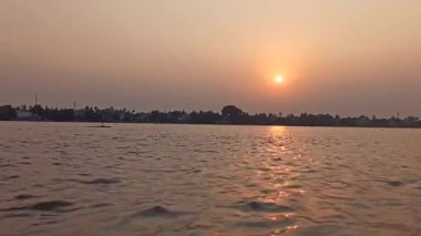 Barrackpore, Batı Bengal, Hindistan 'daki Ganga nehrinin batısı, Hooghly nehrinin gün batımı ve akan suyu.