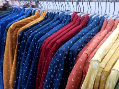 Erkekler için renkli baskılı gömlekler