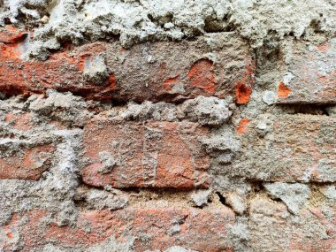 Eski tuğla ve beton duvar onarım için yontulmuş.