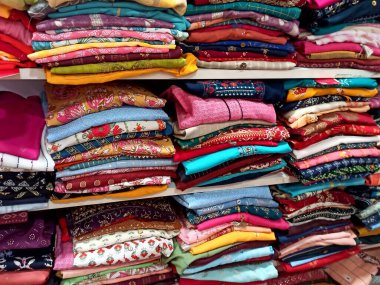 Katlanmış kurti koleksiyonu giyim mağazasının raflarında düzenlenmiş.