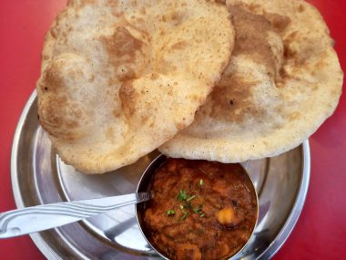 Chole Bhature, chana masala ve bhatura / puri karışımı, geleneksel Kuzey Hint yemekleri kadar popüler.