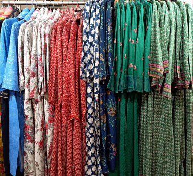 Kadınlar için çeşitli tasarım ve renklerde Kurti koleksiyonu
