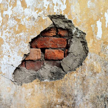 Hasarlı alçı, eski, pasaklı tuğla duvar.
