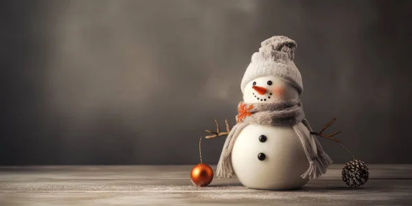 Szablon Kartki Świątecznej Bałwan Trzyma Pusty Baner Patrząc Kamerę Zimowe — Zdjęcie stockowe