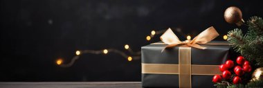 Köknar ağacı dalları ve balo süslemeleri olan koyu sade ahşap masaya sarılı Noel hediyeleri.