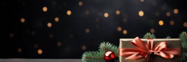 Köknar ağacı dalları ve balo süslemeleri olan koyu sade ahşap masaya sarılı Noel hediyeleri.