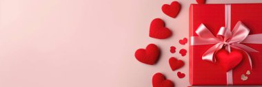 Sevgililer Günü arkaplanı hediye kutuları ve beyaz arka planda kırmızı kalplerle dolu. Ev yapımı dekorasyon, Sevgililer Günü, Anneler Günü, düğün ve yıldönümü konsepti.
