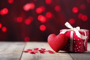 Kırmızı kalpler ahşap parlak arka planda hediye kutusuyla ve süslü bulanık ışıklarla sevgililer günü konsepti, selamlama, yıldönümü, uzay kartı kopyalama
