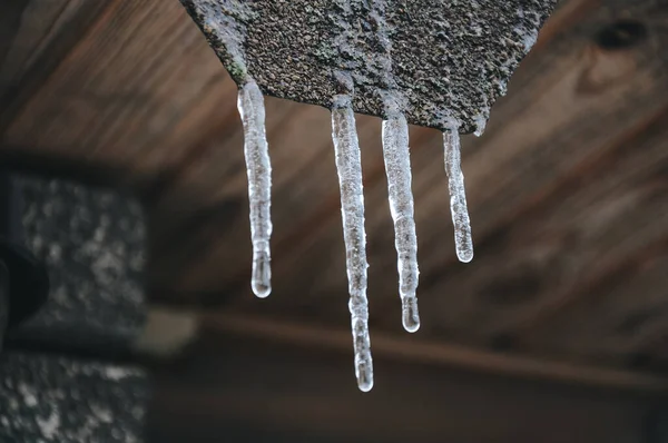 Eis Hängt Auf Einem Holzdach — Stockfoto