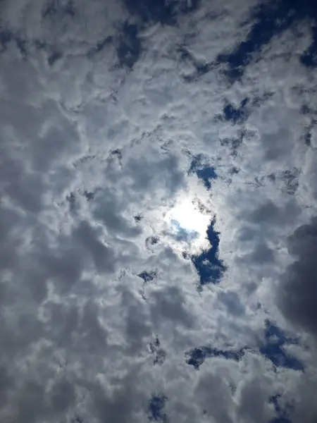 Gökyüzü Bulutlu Güneş Atmosferi Açık Havada Bahar — Stok fotoğraf