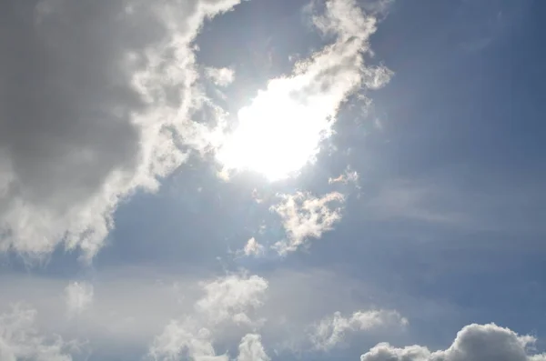 Gökyüzünde güzel beyaz bulutlar. arkaplan 