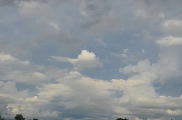 Gökyüzündeki Beyaz Bulutlar — Stok fotoğraf