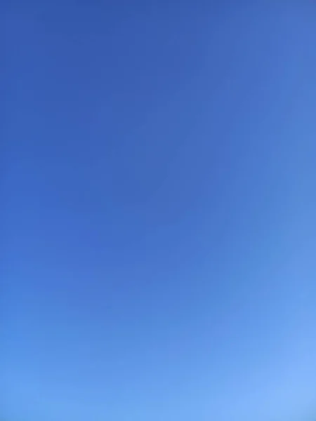 Прекрасне Блакитне Небо Білими Хмарами — стокове фото